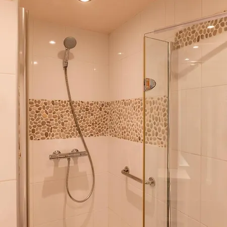 1-br Garden-level Inside Upscale District Cannes